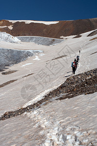 登上高山顶的冰雪川山者图片