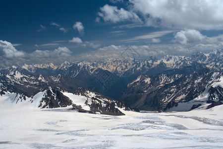 冰和高山天空蓝云图片