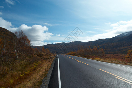 诺维坚山上的空路图片