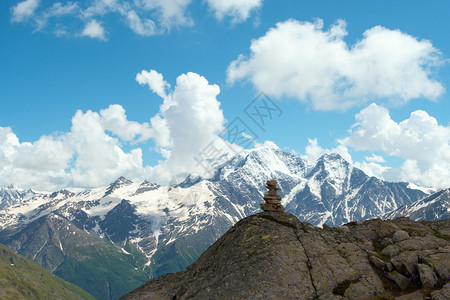 石头和山峰的金字塔蓝云天空背景图片