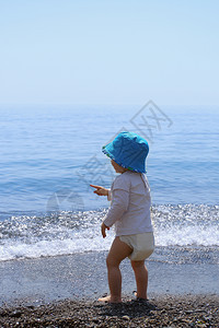 小女孩站在沙滩上图片