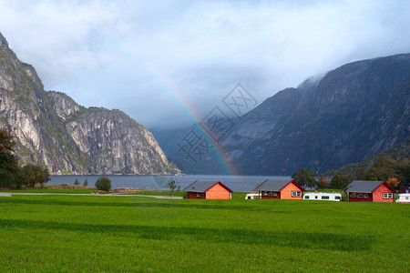 位于湖岸北部的挪威传统木制房屋图片