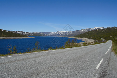 山湖沿线的道和北地貌图片