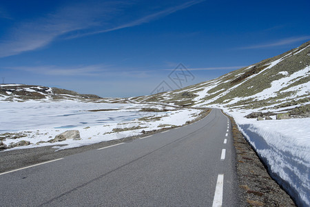挪威山上的道路图片