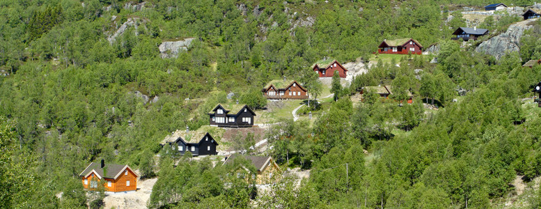传统挪威木制房屋在山上的丘排成一图片