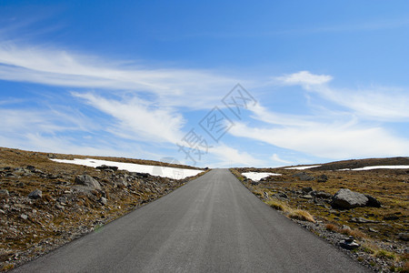 挪威一条空无的道路图片