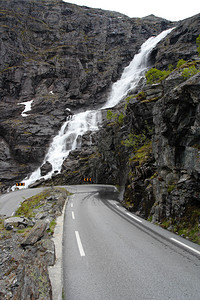 山脉前方的大型瀑布和道路图片
