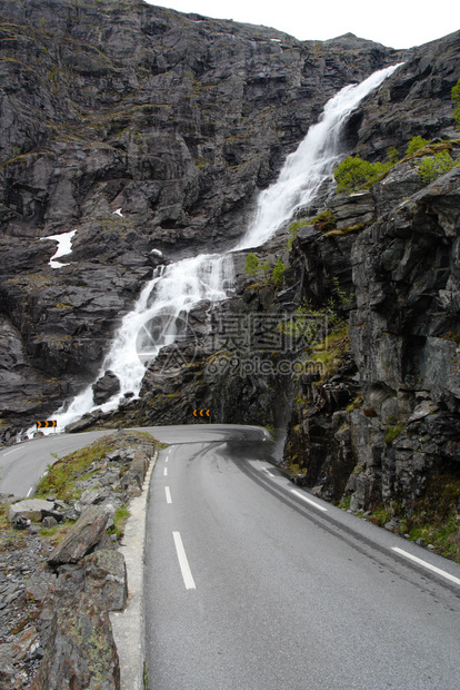 山脉前方的大型瀑布和道路图片