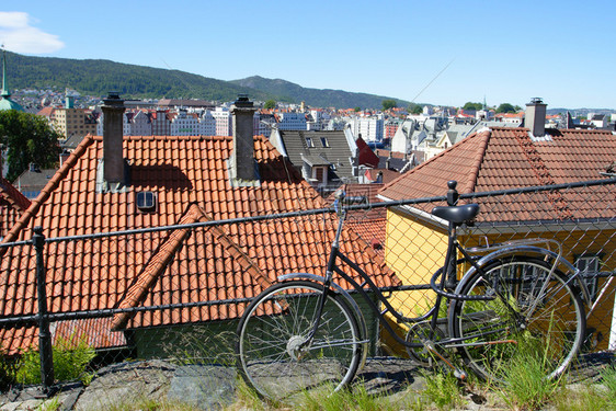 骑自行车靠在古城的墙和屋顶上位于北伯根图片