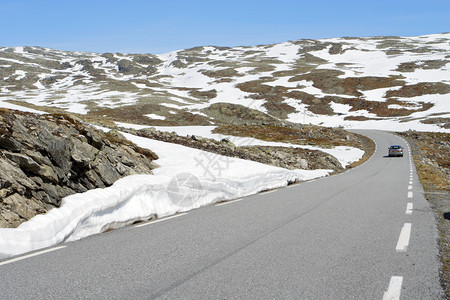 在挪威山的道路上图片