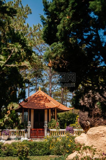 2014年6日达拉特vietnam在Truclamdtzen修道院的展厅以亚洲风格的花园和大树为名的佛教寺庙图片
