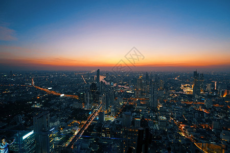 2018年月3日美丽的城市风景日落和夜幕的空风景图片