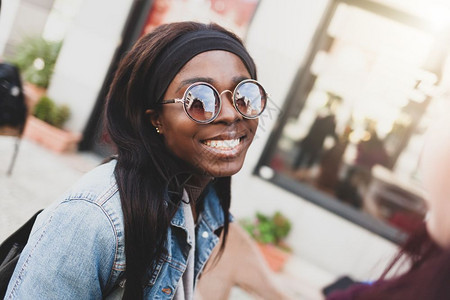 一位非洲裔微笑的年轻女孩在户外的肖像图片