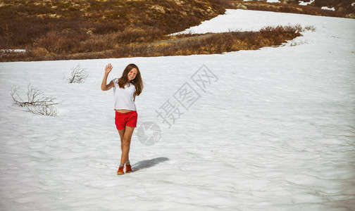 女孩在雪中站立诺威图片