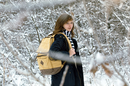 年轻的女孩漫步在雪地图片