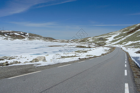 在挪威山的道路上图片