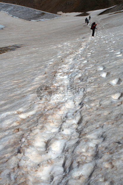 登山者在雪地上顶图片