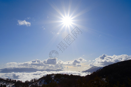 寒冬阳光照耀着雪山图片
