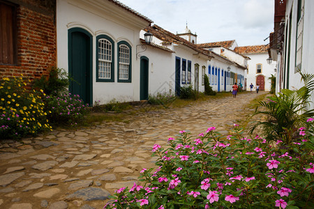 在著名历史城镇的街道上建有多色房屋图片