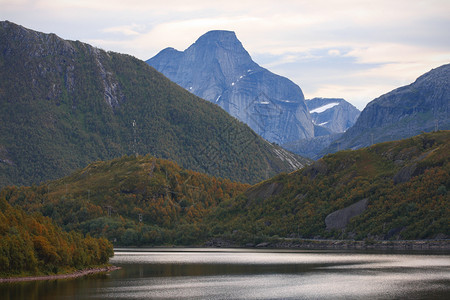 大山湖峰在背景诺威图片