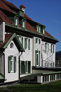 站在巴伐利亚草坪上的传统住房图片