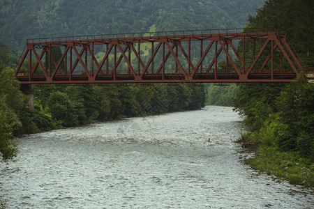 喀尔巴阡山脉上一条河的金属铁路桥乌黑图片