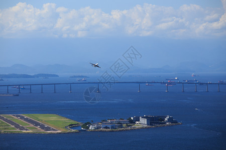 飞机从Janeiro机场起飞的画面图片