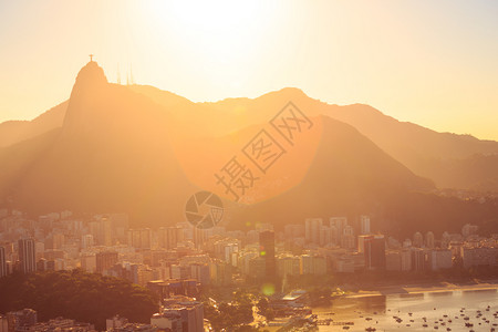 日落时从糖面包顶部对Rio的抽象夜晚视图图片