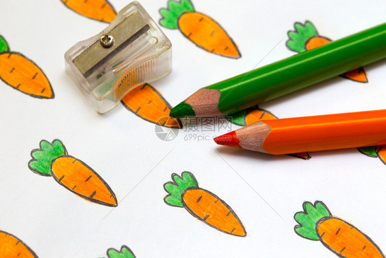 白底铅笔和磨刀上画胡萝卜图片