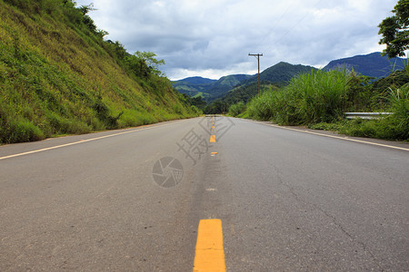 阳光明媚的布拉齐利亚公路图片