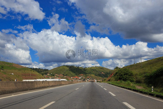阳光明媚的布拉齐利亚公路图片