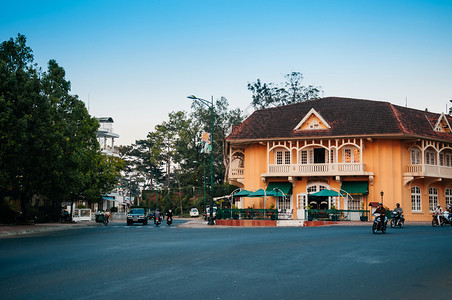 2014年达拉特vietnam温暖的氛围和轻交通街道晚上达拉特市有黄色殖民建筑图片
