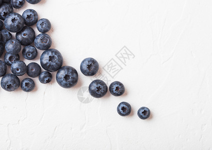 白色背景的新鲜有机蓝莓图片