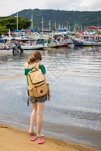 旅游女客在Patybrzil的海滩上行走图片