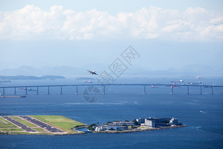 飞机从Janeiro机场起飞的画面高清图片
