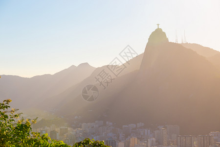 日落时从糖面包顶部对Rio的抽象夜晚视图图片