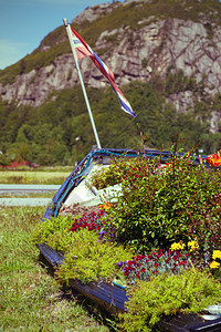 花园装饰船上的花朵诺韦图片