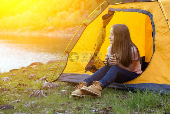 徒步旅行女青年在帐篷内休息图片