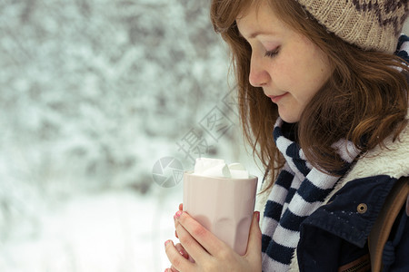 怀着棉花糖杯的少女手握着棉花糖圣诞节图片