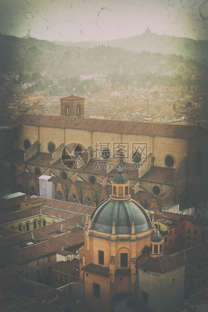 古老的卡片原始的顶级图像对历史中心博洛尼亚和托斯卡山的顶级图像背景Italy图片