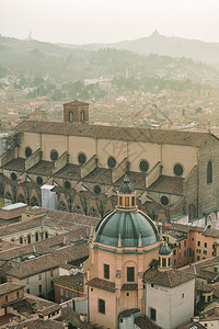 一个顶端的景象博洛格纳历史中心和塔斯卡尼山在背景意大利图片