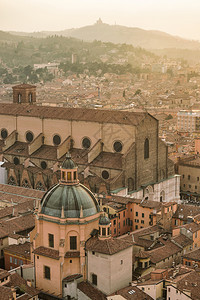 一个顶端的景象博洛格纳历史中心和塔斯卡尼山在背景意大利图片