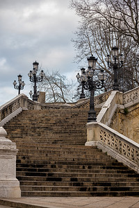 古老美丽的楼梯和灯笼在城市香肠意大利图片