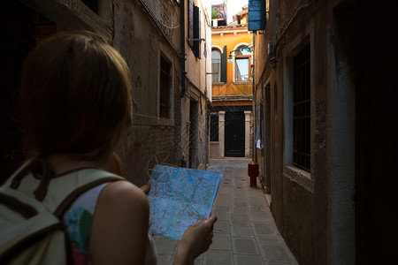 旅行者女孩看一在VenicItaly的行走图片