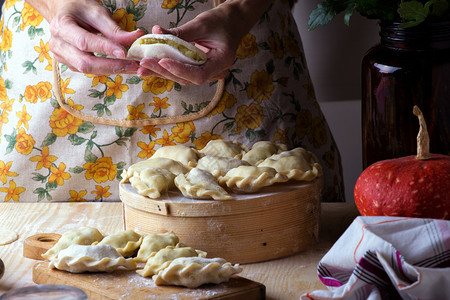 乌拉尼传统面包制品由女手制作小孔生锈风格反光照片图片