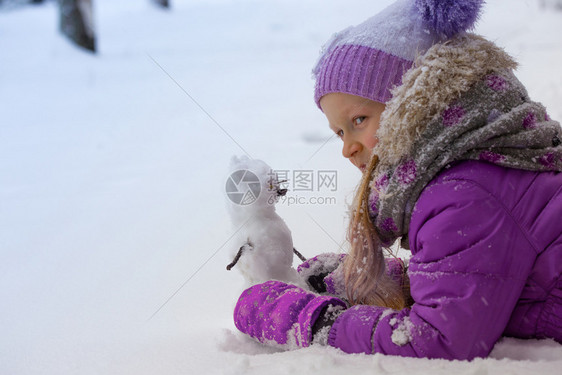 冬季散步女孩和雪人户外图片