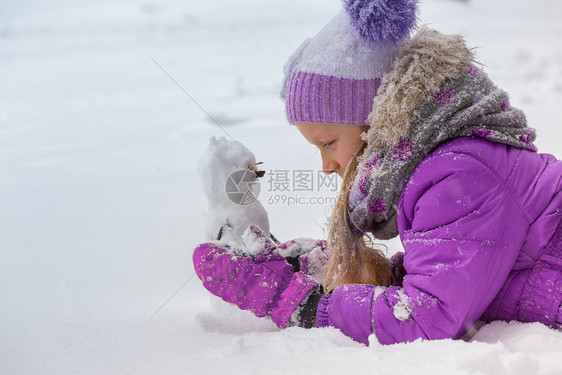 冬季散步女孩和雪人户外图片