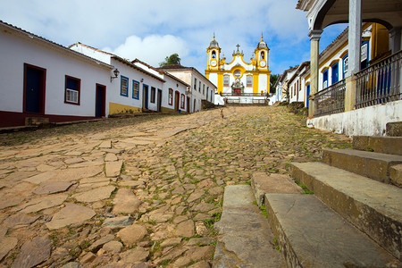 在著名历史城镇Tiradentsmiagerizl的街道上看到教堂的风景图片