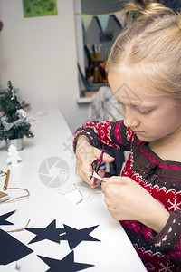 圣诞装饰小女孩在绘画图片