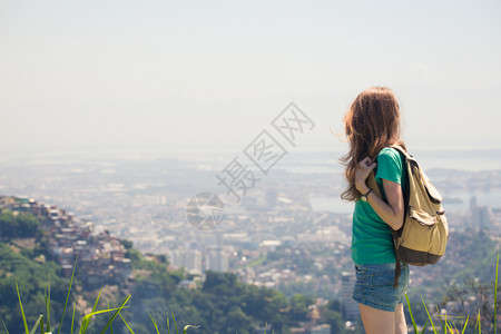 背着背包看里约城市风光的女游客图片